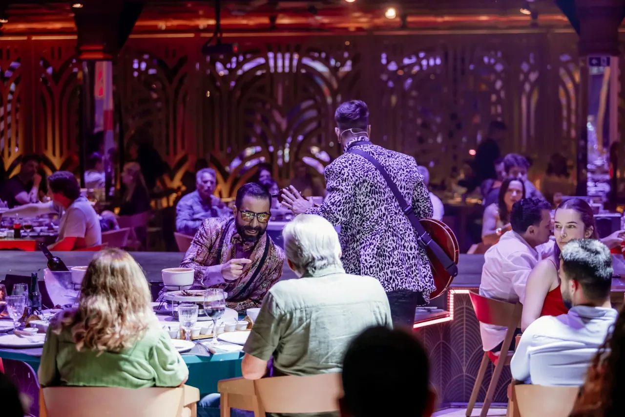 Palco e mesas do Gatzz preparados para receber eventos