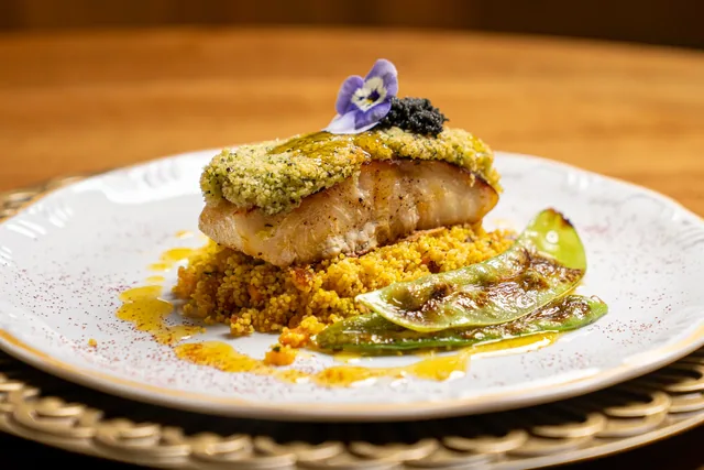 Robalo com crosta e acompanhamentos da cozinha Gatzz